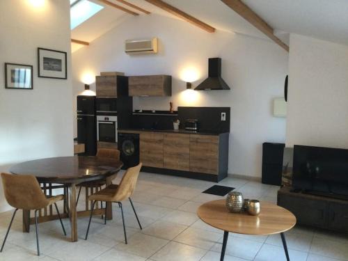 Dagneux Apartment | Maisonnette pour 4 pers piscine de mai à sept 2hrs par jour