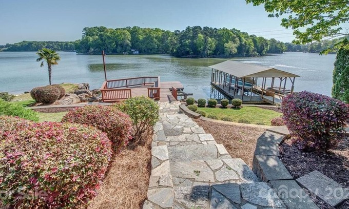 Steele Creek House | Majestic Lake Views + Movie Theater + Private Beach + Dock ⛵