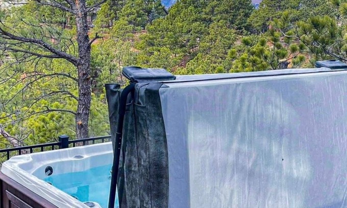 Northeast Colorado Springs Apartment | Majestic Pikes Peak Manor- Hot tub with PIKES PEAK VIEW and Hoodoo’s