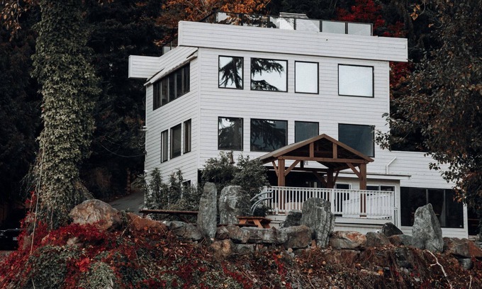 Harrison Hot Springs Villa | Majestic Rustic Family Lake Oasis ~ HotTub, Sauna