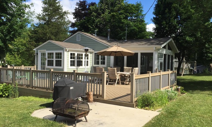 Browns Lake Cottage | Make Your Memories At Adorable Browns Lake/Cedar Park Cottage