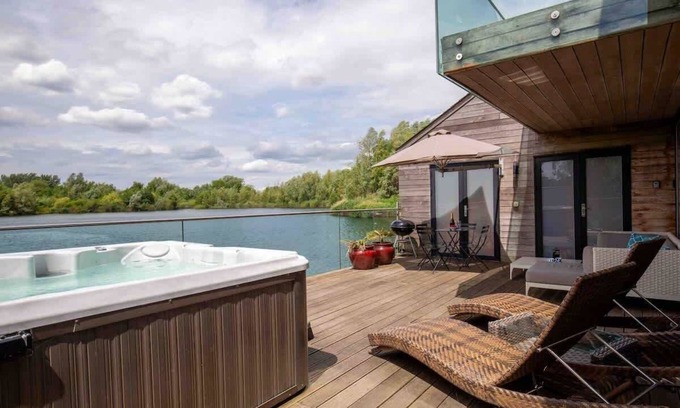Ampney Crucis House | Malachite Lakehouse | Hot Tub & Dog Friendly