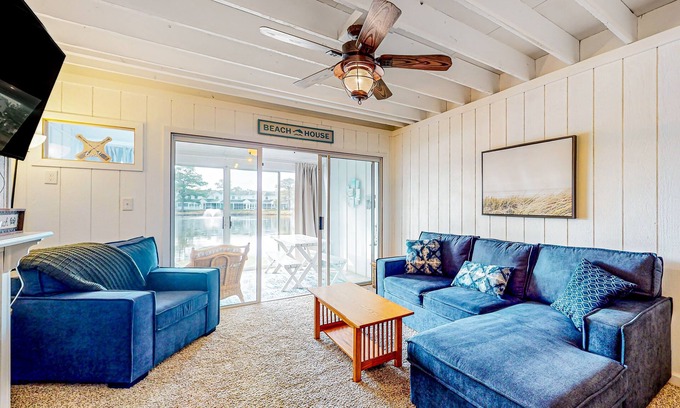 Selbyville House | Mallard Lakes townhouse in peaceful community with pool, hot tub, fishing pier