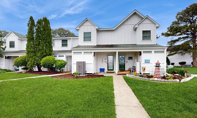 Selbyville House | Mallard Lakes Waterfront Getaway w/Free WiFi, A/C, Shared Pools, & Hot Tub
