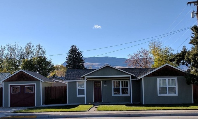 Cody House | Mama Bear Cottage (Downtown Cody)