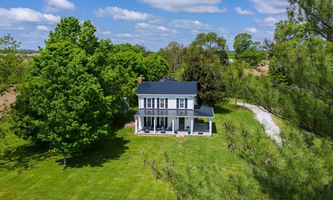 Drake House | Mammoth Cave. Beech Bend and NCM racing. Stocked Firepit. Farmhouse decor. Relax