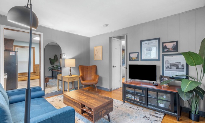 Manchester Apartment | Manchester 1-Bedroom Oasis APT Near Downtown Main Street. Pet-Friendly!
