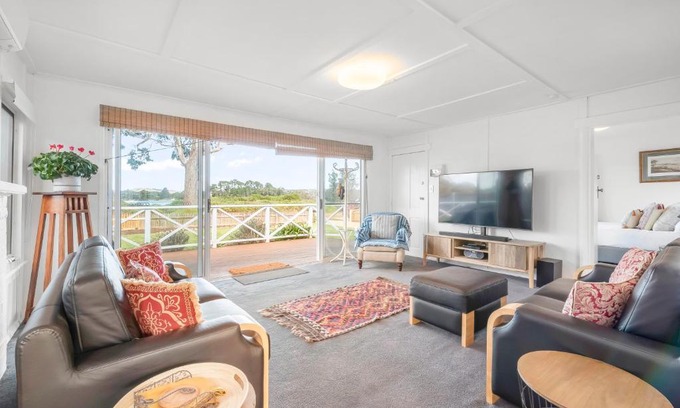Cremorne House | Mandalay Beach House on Pipe Clay Lagoon