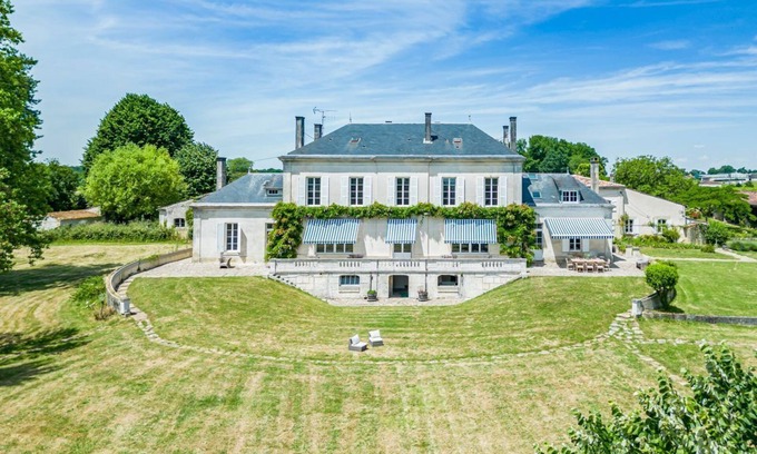 Javrezac Villa | Manoir Colombard - Six Bedroom Villa, Sleeps 12