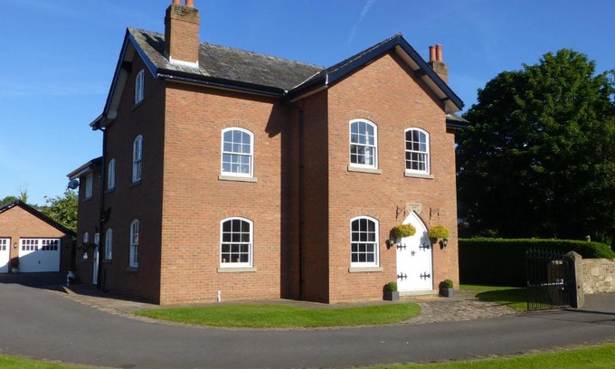 Ormskirk Bed & Breakfast | Manor House Farm