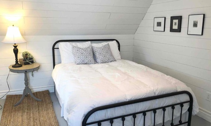 Little Pond Bed & Breakfast | Manor on the Pond B&B