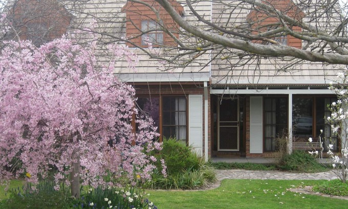 Mansfield House | Mansfield House - Country Holiday Accommodation, Sleeps 10, up to 15
