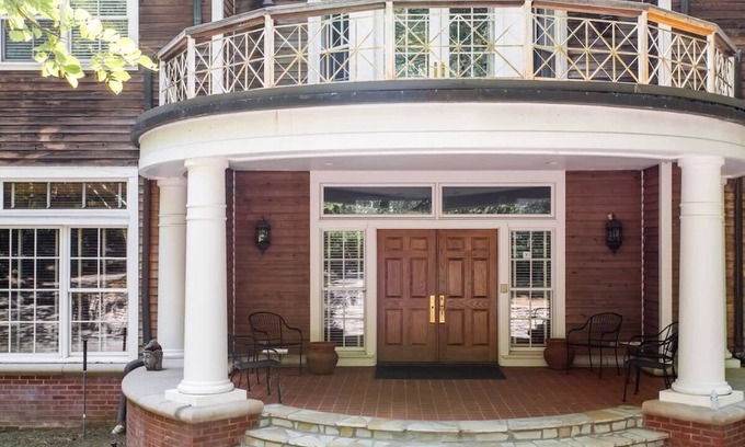 Franklin Apartment | Mansion in Woods 4 bedroom apartment M2345