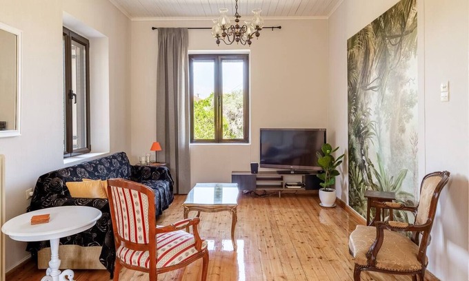 Vrahati House | Mansion with high ceilings and big yard