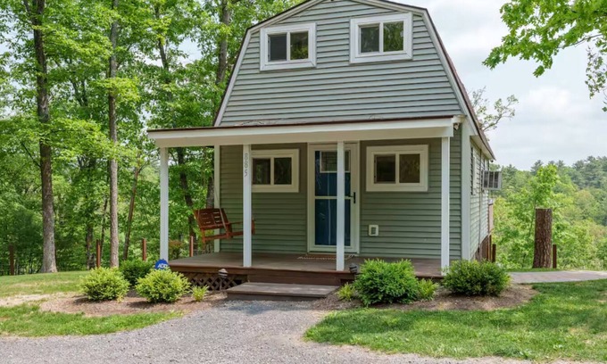 Mount Jackson Cottage | Maple Cottage - Cheery Ridgetop Home in Mt Jackson, 3 Acres and Mtn Views