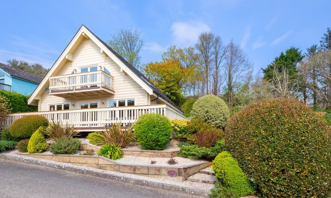 Little Petherick House | Maple Lodge - Three Bedroom House, Sleeps 6