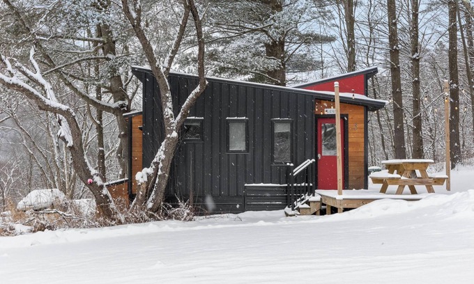 Johnson House | Maple Sugar Shack Tiny House w/hot tub & river by Stowe