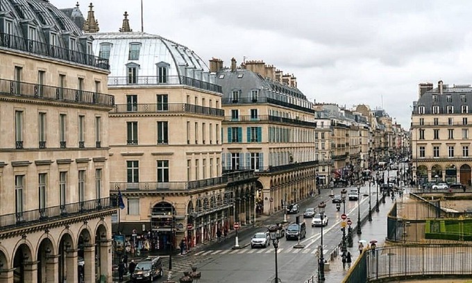 Saint-Gervais Apartment | Marais luxe-take a walk across the bridges of river Seine to Île de la Cité