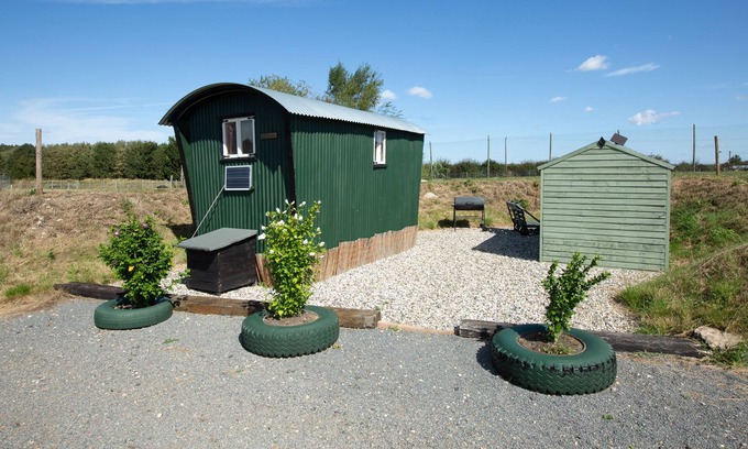 Huntingdon House | March Luxury Shepherd's Hut - Hot Tub - stunning location. Access to sauna.