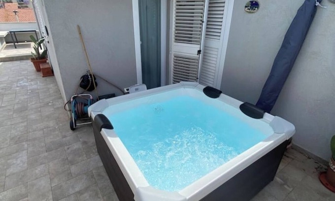 Livorno House | Marco's terrace with pool near the station