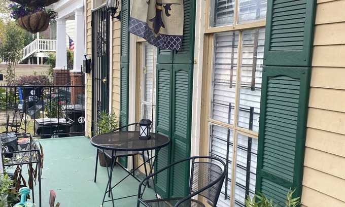 West Riverside House | Mardi Gras Parade Route Historic Victorian Tourist Area/Magazine St./Napolean
