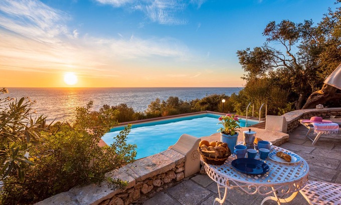 Corsano Cottage | MAREBLU, trullo with splendid veranda facing the sea inside the Franchina