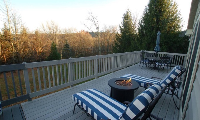 Tannersville Ski Chalet | Margarita Mountain Retreat | Hot Tub | 9Beds | Game Room