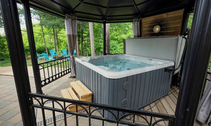 Sturgeon Falls House | Marina Boutique - Cute 2BR Rancher with HOT TUB