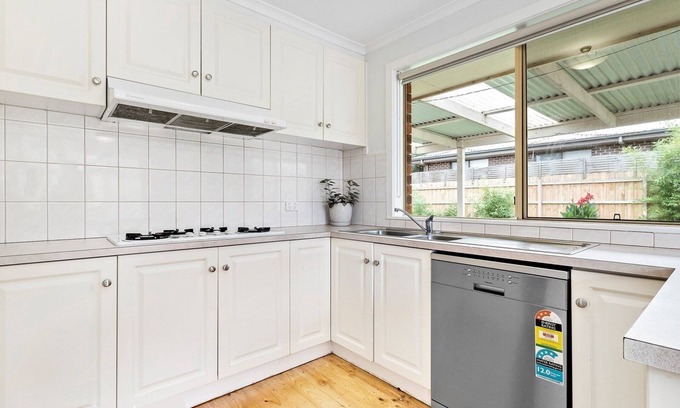 Kilsyth House | Maroondah Pet Friendly 3 Bedroom House - peaceful large garden free parking