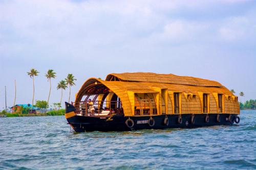 Nedumudy Boat Rental | Marvel Cruise