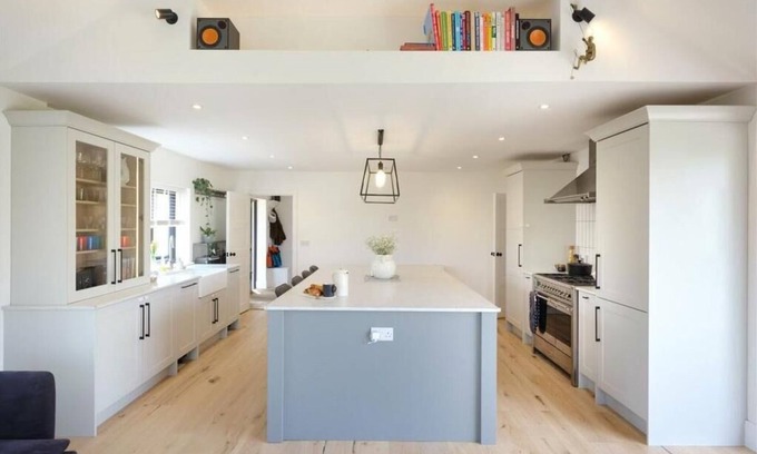 Axford House | Marvellous Marlborough Views with Hot Tub - Great walks, food and shopping