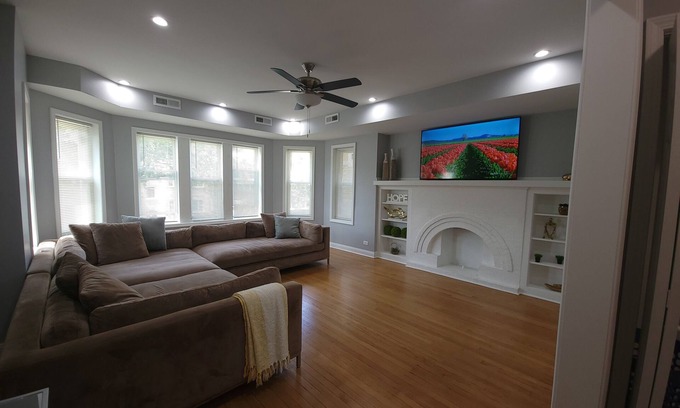 South Shore Apartment | Marvelous 3-bedroom apartment with WiFi, AC 18 minutes from downtown Chicago