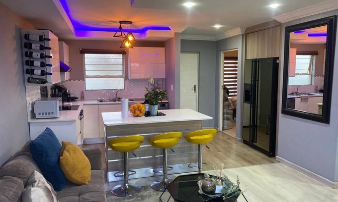 Alberton House | Marvelous Getaway Home with Fibre & 5G internet, 24 hour security in Alberton.