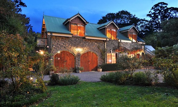 Mount Dandenong Bed & Breakfast | Mary Cards Coach House