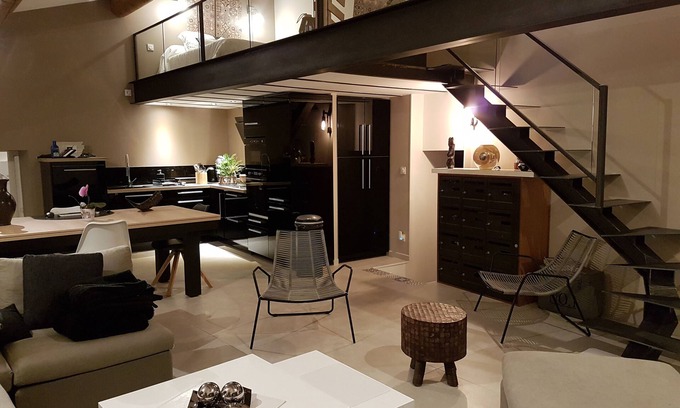 Valreas House | Mas with private SPA in the middle of vineyards, lavender, at the foot of the hills
