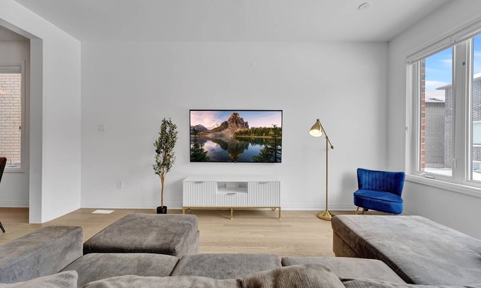 Kitchener House | Massive 8 Bed Luxury Estate+65" TV+Free Parking