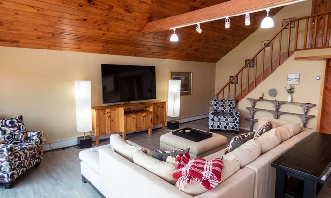 Roscoe House | Massive Lake Tennanah Escape