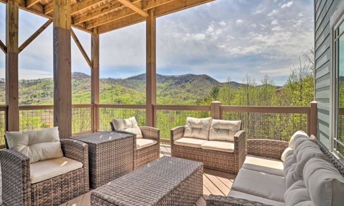 Candler House | Massive Mountain Retreat, 12 Miles to Asheville!