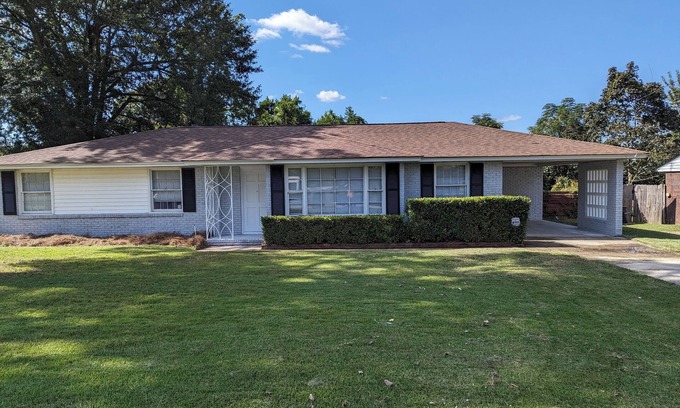 National Hills House | MASTERS GOLF RENTAL~ACROSS STREET FROM ANG~WALK TO THE COURSE~