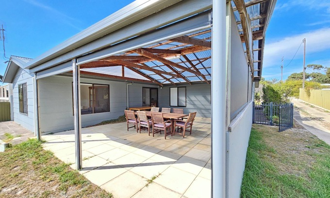 Waterhouse House | Matilda - Located close to Long Beach