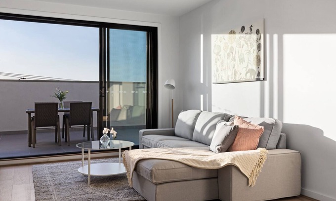 Moonee Ponds Apartment | Maximise Your Outdoor Living Experience in This Glorious 2 Bed 2 Bath Apartment