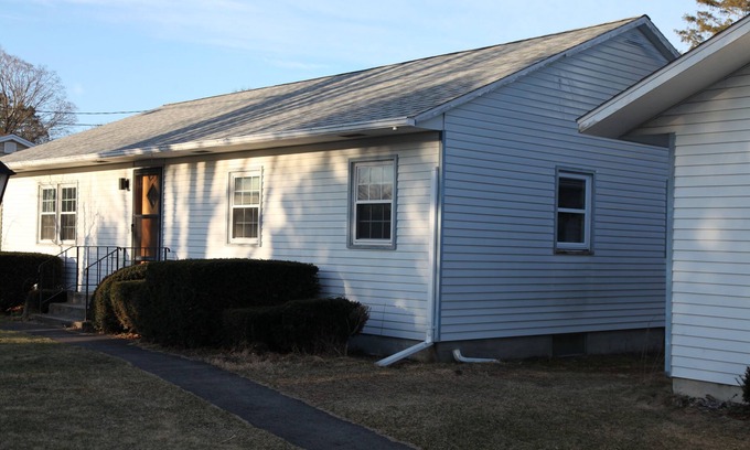 Brandon House | May - 2 bedroom mid-century home with yard and views - close to village center