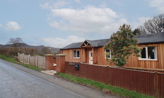 Llanfyllin Cottage | MAY COTTAGE, family friendly, character holiday cottage in Llanfyllin