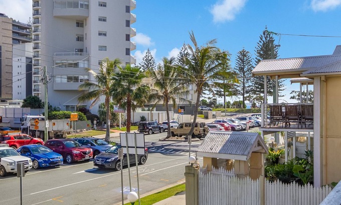 Coolangatta Apartment | Maybury Unit 1 Only 70 Metres walk to Rainbow Bay beach, Coolangatta with Wi-Fi included.