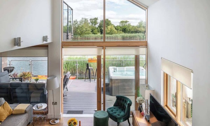 Ampney Crucis House | Mayflower, lakeside, hot tub