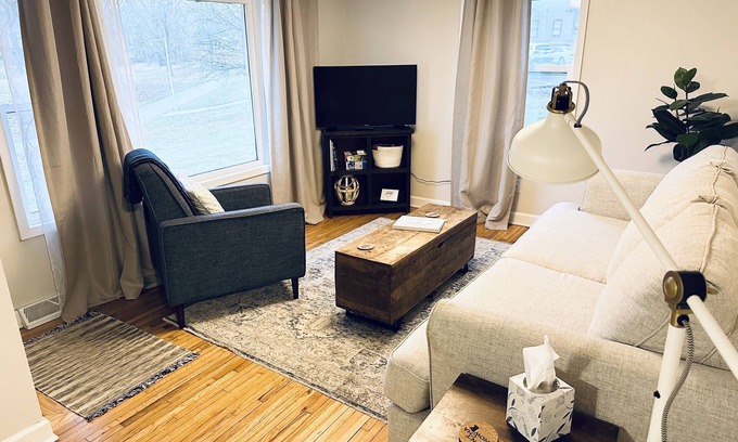 Kutzky Park House | Mayo Discount! 2 main floor bedrooms and bath. Recliner. 6 blocks to Mayo Clinic