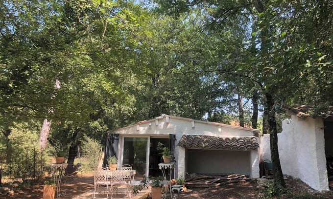Lorgues Cottage | Mazet Provençal, in the shade of oak and olive trees: the flavor of the moment.