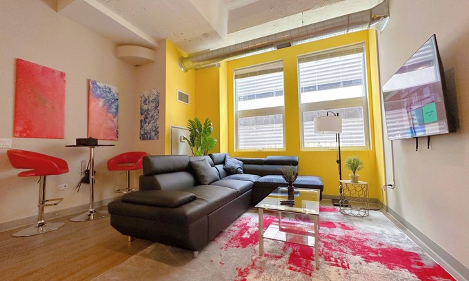 Near South Side Apartment | McCormick Place 2br/2ba with optional parking and sleeps 6