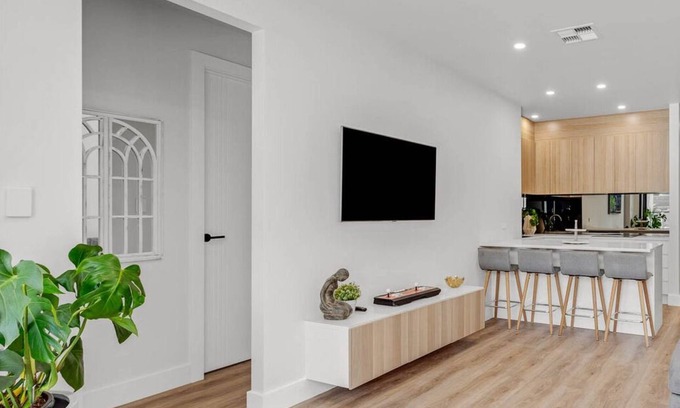 McCracken Apartment | McCracken new boutique, 2 bed apartment, enchanted retreat, on golf Course