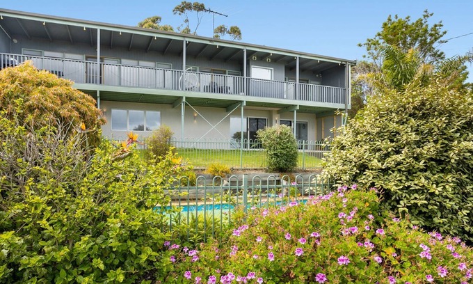 McCrae House | Mccrae Family Beach House - Bay Views - Swimming Pool - Air Con